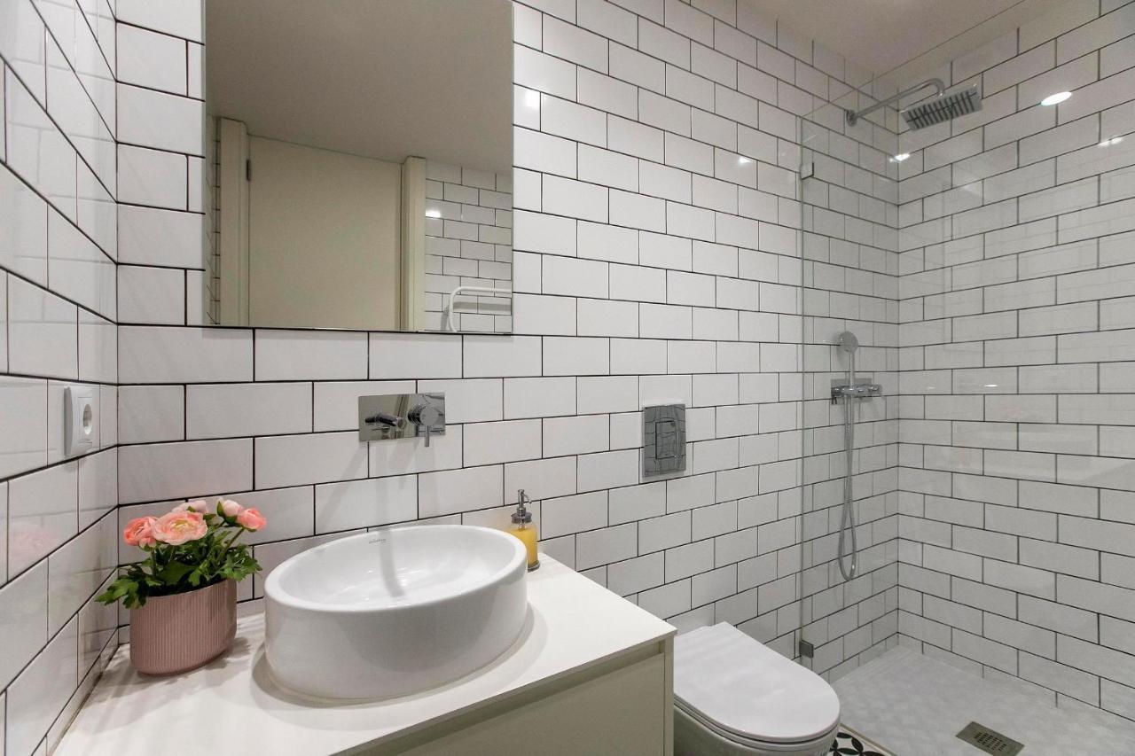 Lovelystay - 2Br Flat With Ac In Duque De Loule Порто Екстериор снимка